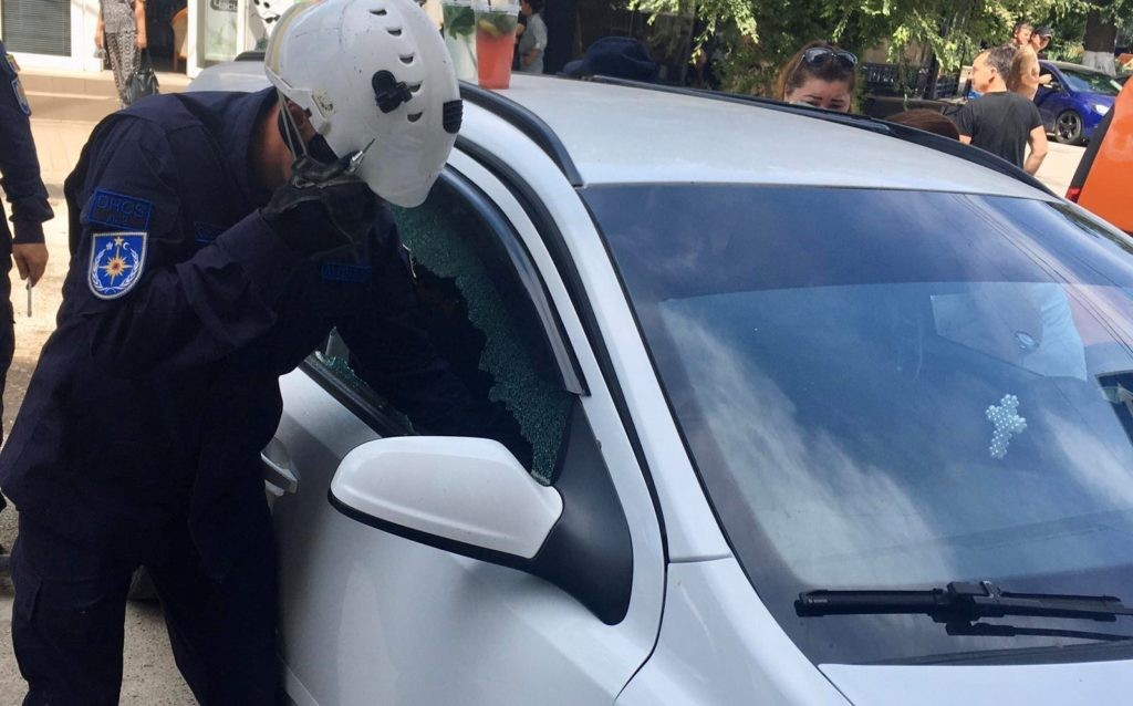 Salvatorii din Bălți au salvat un copil de 2 ani, care a rămas blocat într-un autoturism