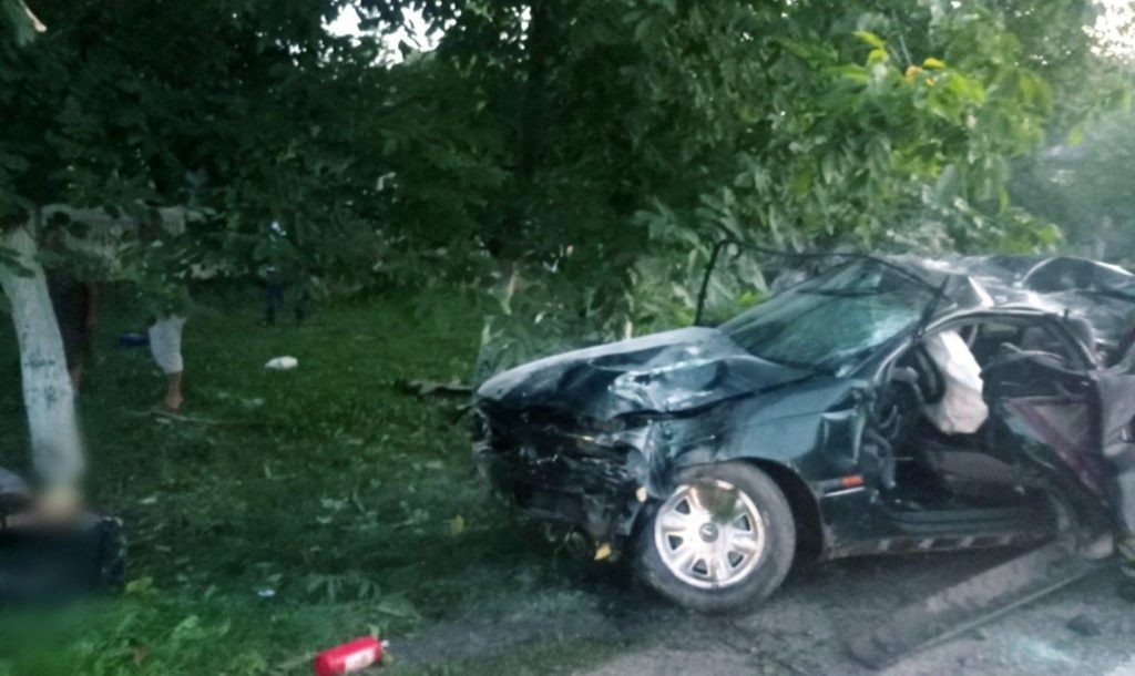 /FOTO/ Grav accident în raionul Briceni. Un tânăr a muri, iar alții doi au ajuns la spital