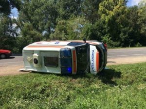 /VIDEO/ Accident în raionul Edineț. O ambulanță s-a răsturnat în timp ce se deplasa la chemare