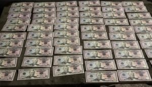 /VIDEO/ Patru persoane trimise pe banca acuzaților pentru punerea în circulație a peste 10.000 de dolari falși