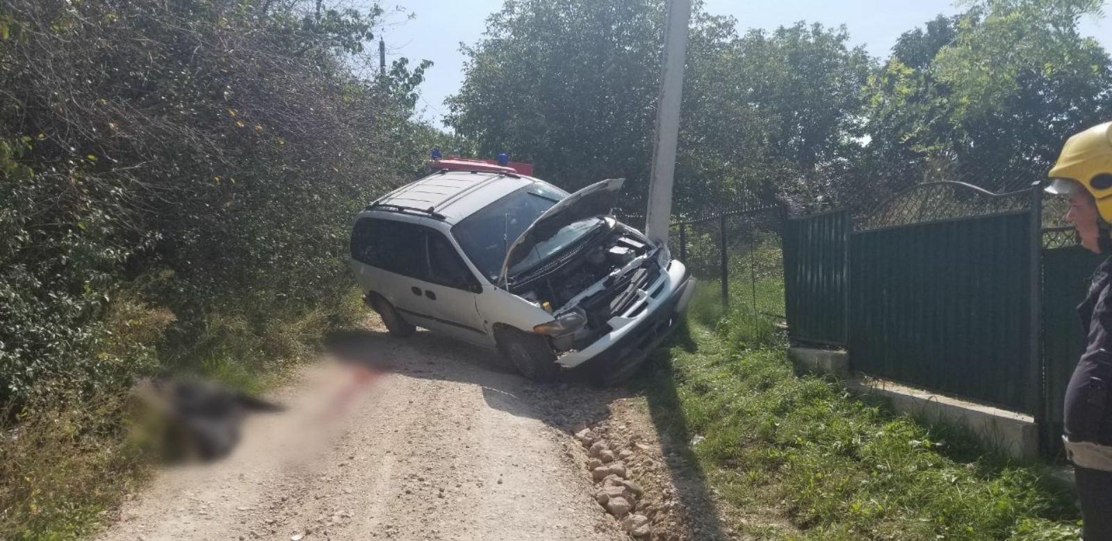 /FOTO/ Accident în raionul Ocnița. Un bărbat a murit, după ce s-a tamponat cu mașina într-un pilon de electricitate