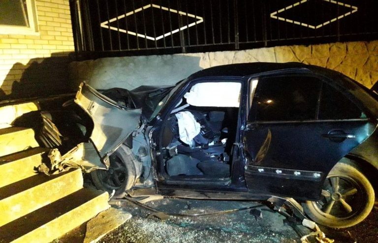 /FOTO/ Un bărbat a murit după ce s-a tamponat cu mașina în gardul unei mănăstiri din raionul Ocnița