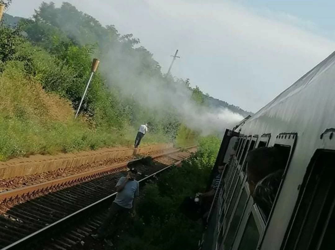 Trenul de pe ruta Ungheni – Bălți Slobozia și-a sistat activitate, după ce garnitura a fost cuprinsă de fum