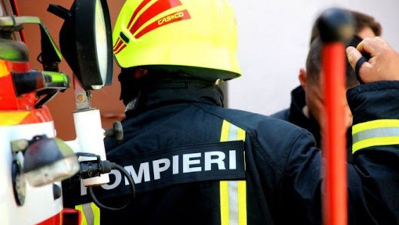O casă din raionul Edineț a fost cuprinsă de flăcări. Proprietarul transportat la spital
