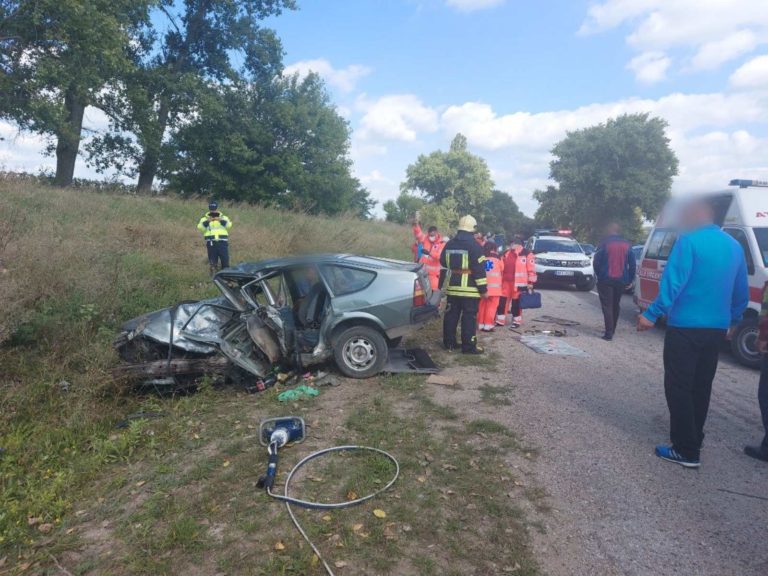 /FOTO/ Accident violent în raionul Edineț. O persoană a murit, iar alte trei au fost internate la spital