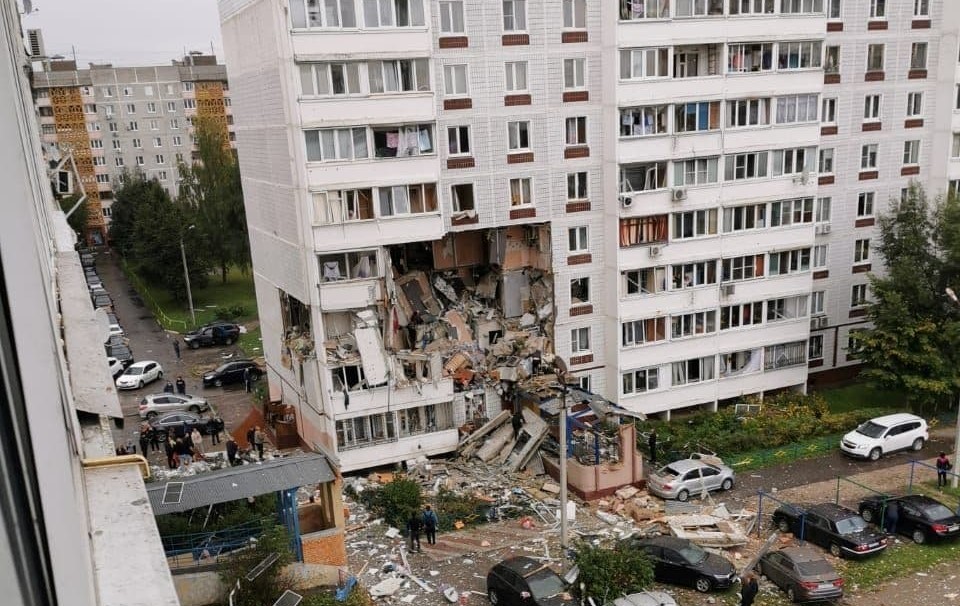/VIDEO/ Deflagrație într-un bloc de locuințe din orașul Noghinsk. Cel puțin două persoane au murit