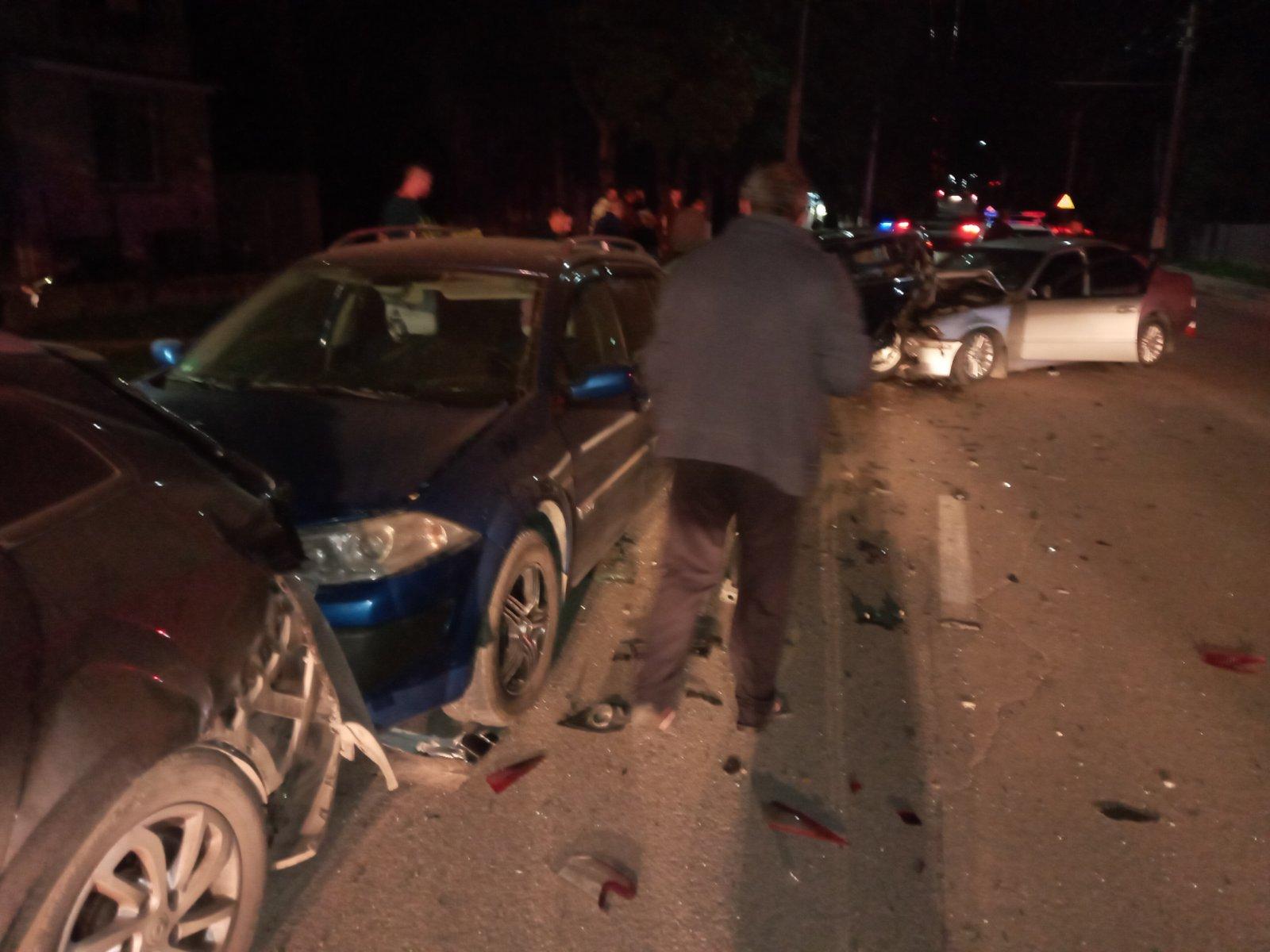 /FOTO/ Carambol pe o stradă din Bălți. Un șofer a accidentat patru automobile și a fugit de la locul faptei