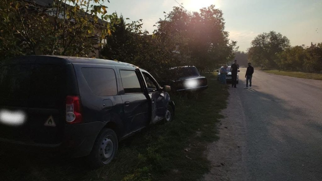 /FOTO/ Accident la Glodeni. Două persoane au avut nevoie de îngrijiri medicale