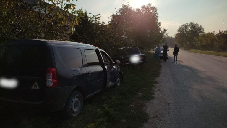 /FOTO/ Accident la Glodeni. Două persoane au avut nevoie de îngrijiri medicale