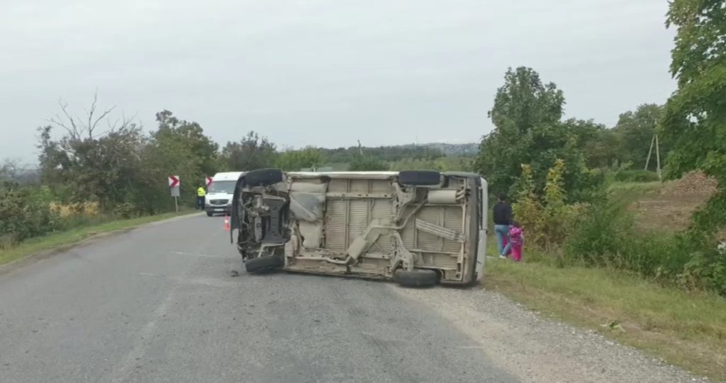 Accident violent în raionul Drochia. Un automobil s-a răsturnat după ce s-a izbit violent de o altă mașină