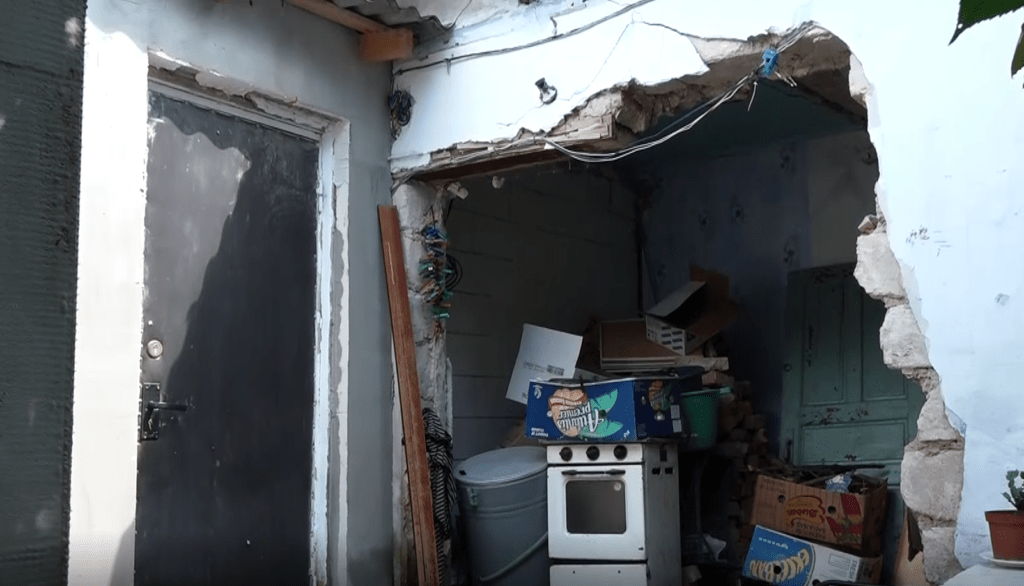 /VIDEO/ Riscă să rămână în stradă. Două familii din Bălți au căzut pradă escrocilor