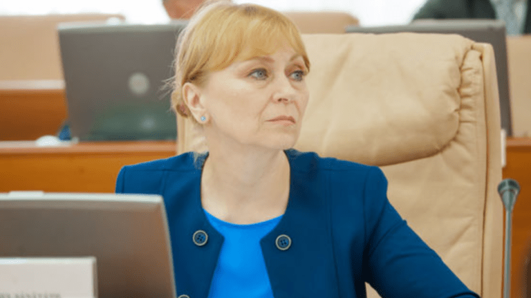 Persoanele care își falsifică certificatele de vaccinare COVID-19, pot risca amenzi de jumătate de milion de lei