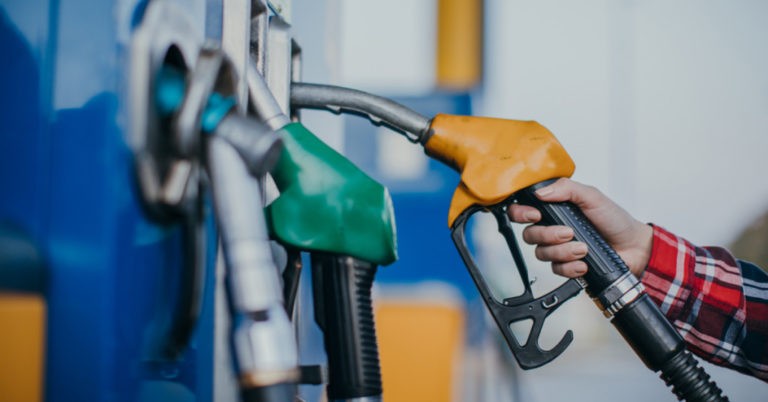 Benzina se ieftinește, motorina se scumpește