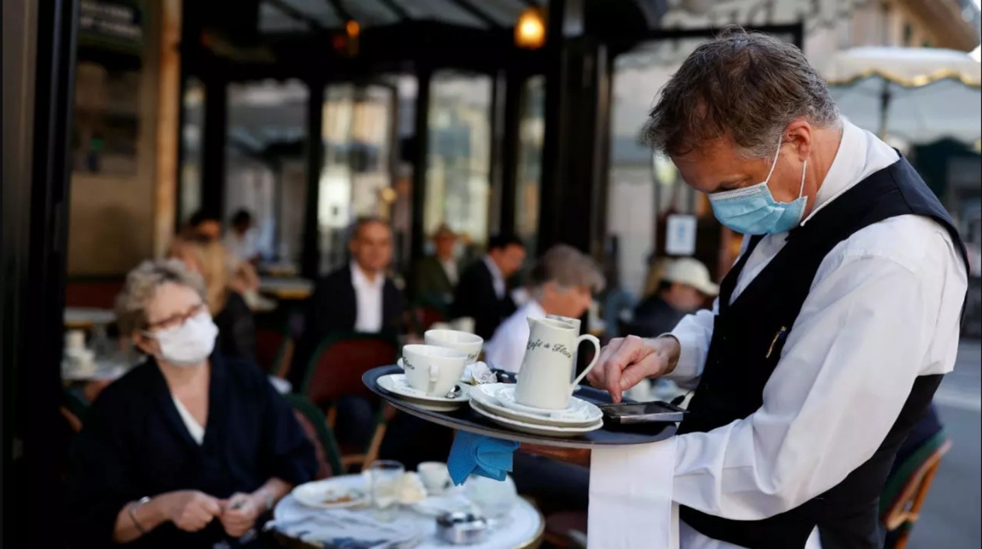 Accesul în restaurante și cafenele doar pentru persoanele vaccinate și cele cu test negativ