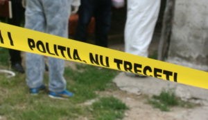 Cadavru în stare de putrefacție găsit pe pragul casei în raionul Florești