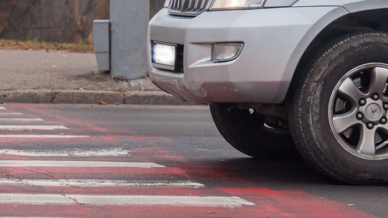 O tânără din Bălți a fost lovită de un automobil în timp ce traversa strada regulamentar