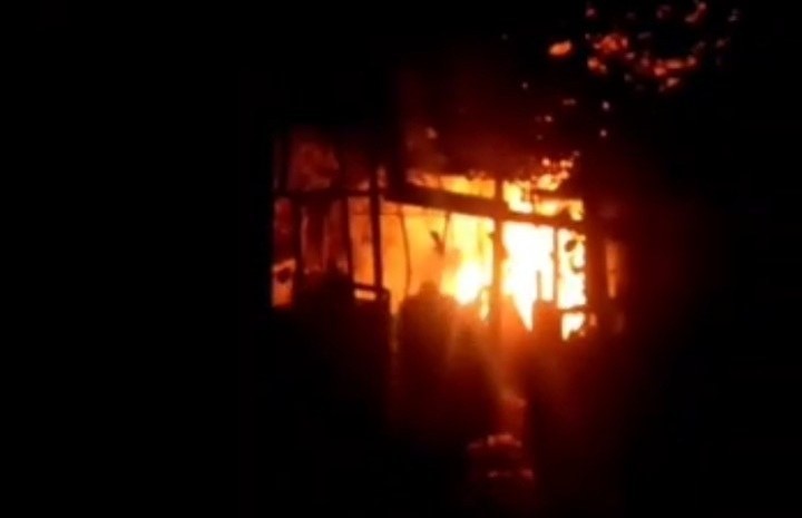 Incendiu la Bălți. O casă a fost cuprinsă de flăcări