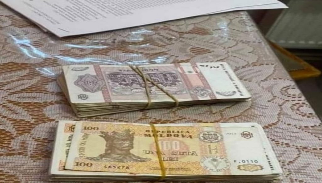 /VIDEO/ Doi inspectori fiscali din Ungheni cercetați de CNA pentru luare de mită de la un agent economic