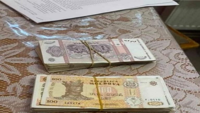 /VIDEO/ Doi inspectori fiscali din Ungheni cercetați de CNA pentru luare de mită de la un agent economic