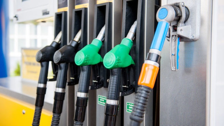 Noi prețuri aprobate de ANRE. Benzina și motorina mai scumpe ca ieri