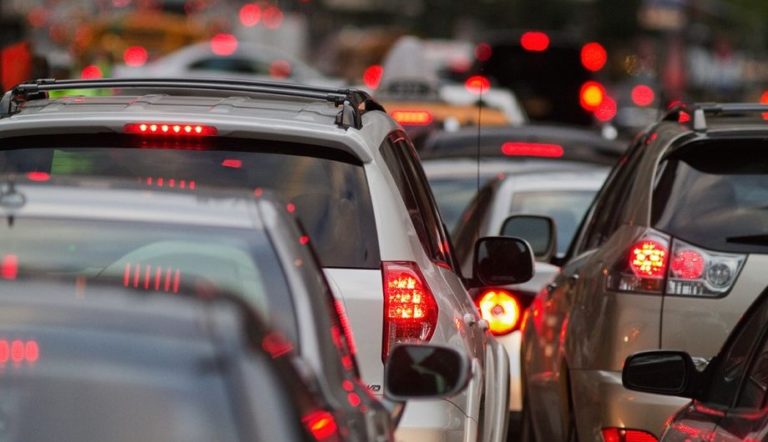 Din 1 noiembrie conducătorii auto sunt obligați să circule cu faza scurtă a farurilor și pe timp de zi