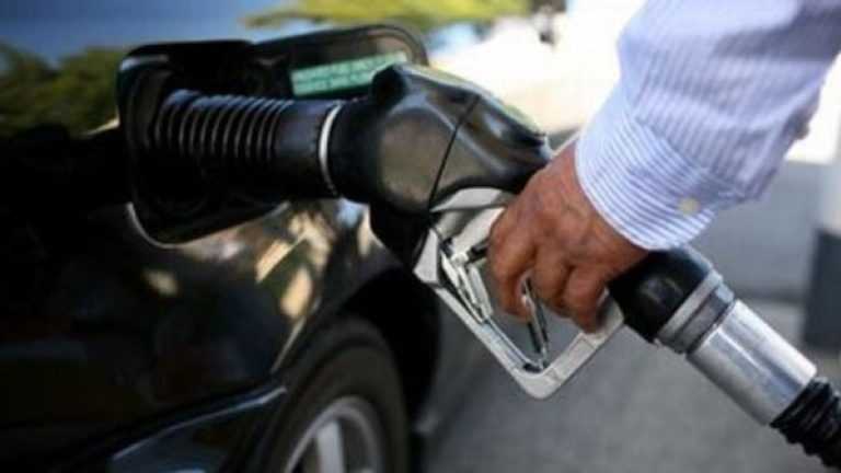 Benzina se scumpește cu un ban, iar motorina se ieftinește cu doi bani. Prețurile stabilite de ANRE