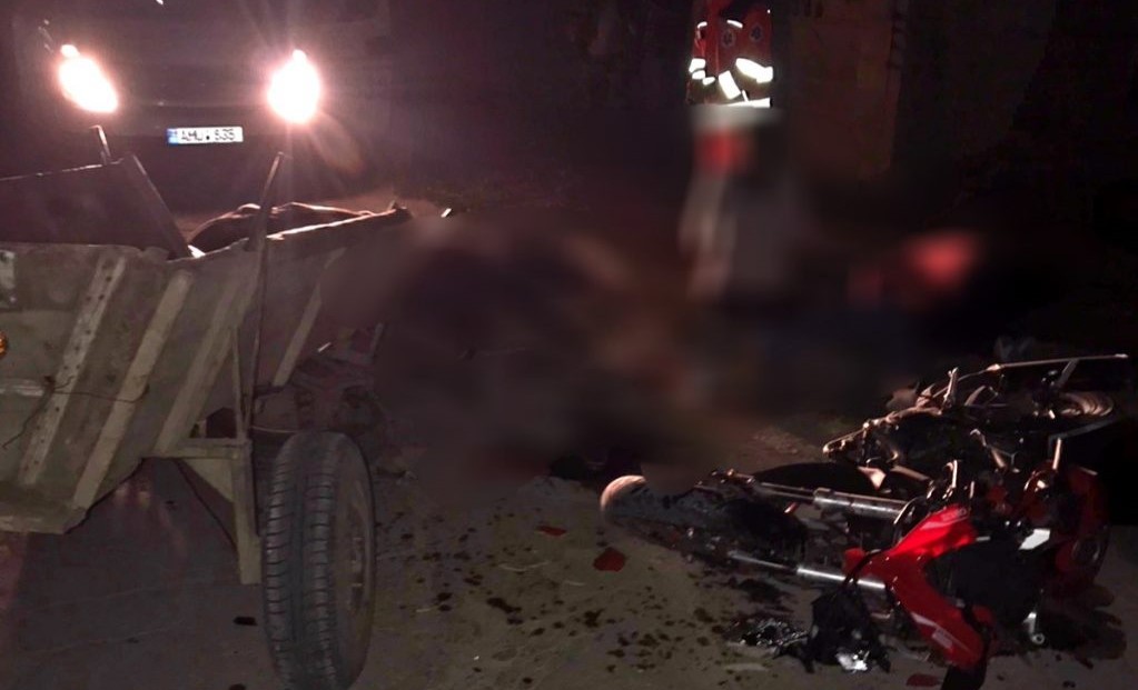 Doi tineri și-au pierdut viața după ce s-au tamponat cu motocicleta într-o căruță