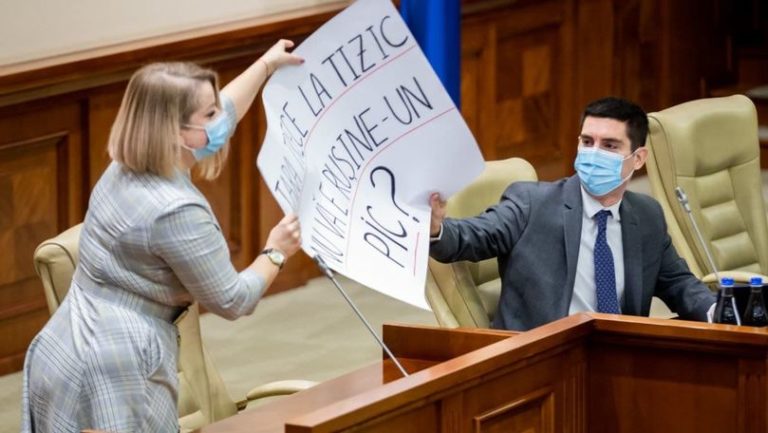 /VIDEO/ Mihai Popșoi a primit un cadou neobișnuit în sala Parlamentului: „Țara trece la tizic, nu vă e rușine-un pic?”