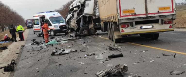 /FOTO/ Grav accident în raionul Sîngerei. Două persoane au fost transportate la spital