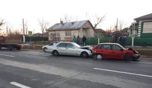 Accident cu implicarea a trei mași în raionul Rîșcani. O femeie a fost transportată la spital