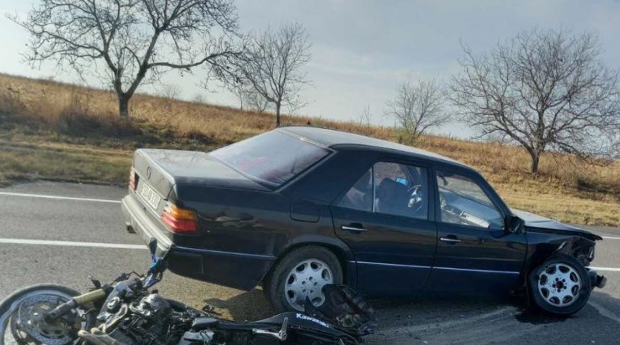 Un tânăr de 19 ani a decedat, după ce s-a lovit violent cu motocicleta într-un automobil, la Florești