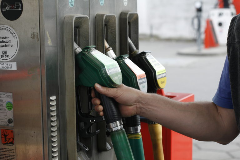 Carburanții se mai ieftinesc un pic. Prețurile stabilite de ANRE