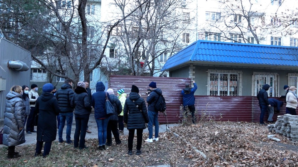 /VIDEO/ Ceartă din cauza unui magazin amplasat în curtea unui bloc locativ din Bălți