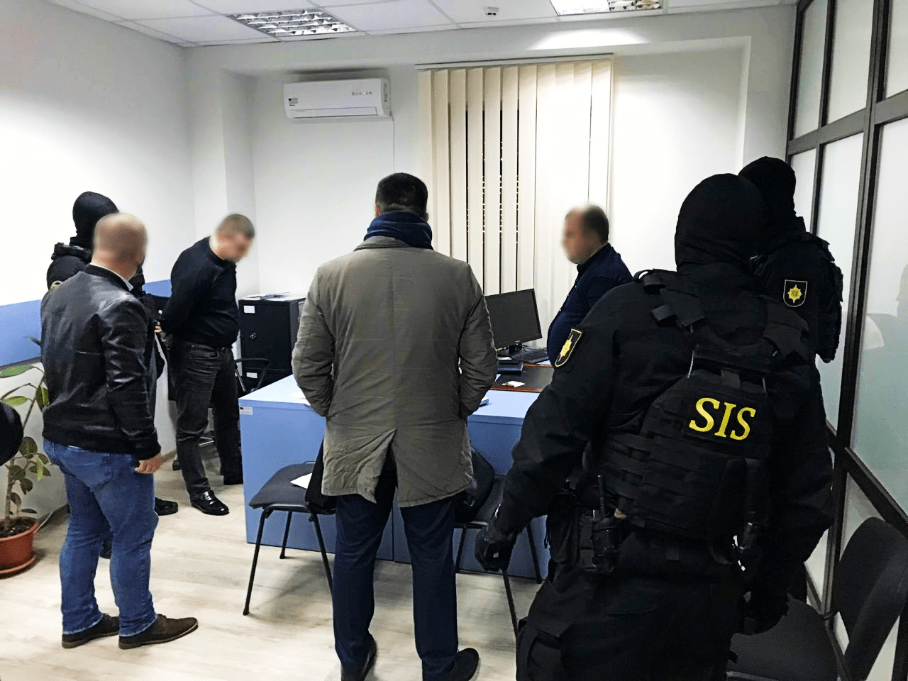 Percheziții SIS la Bălți. Doi angajați ai Biroului de Migrație și Azil Bălți au fost reținuți