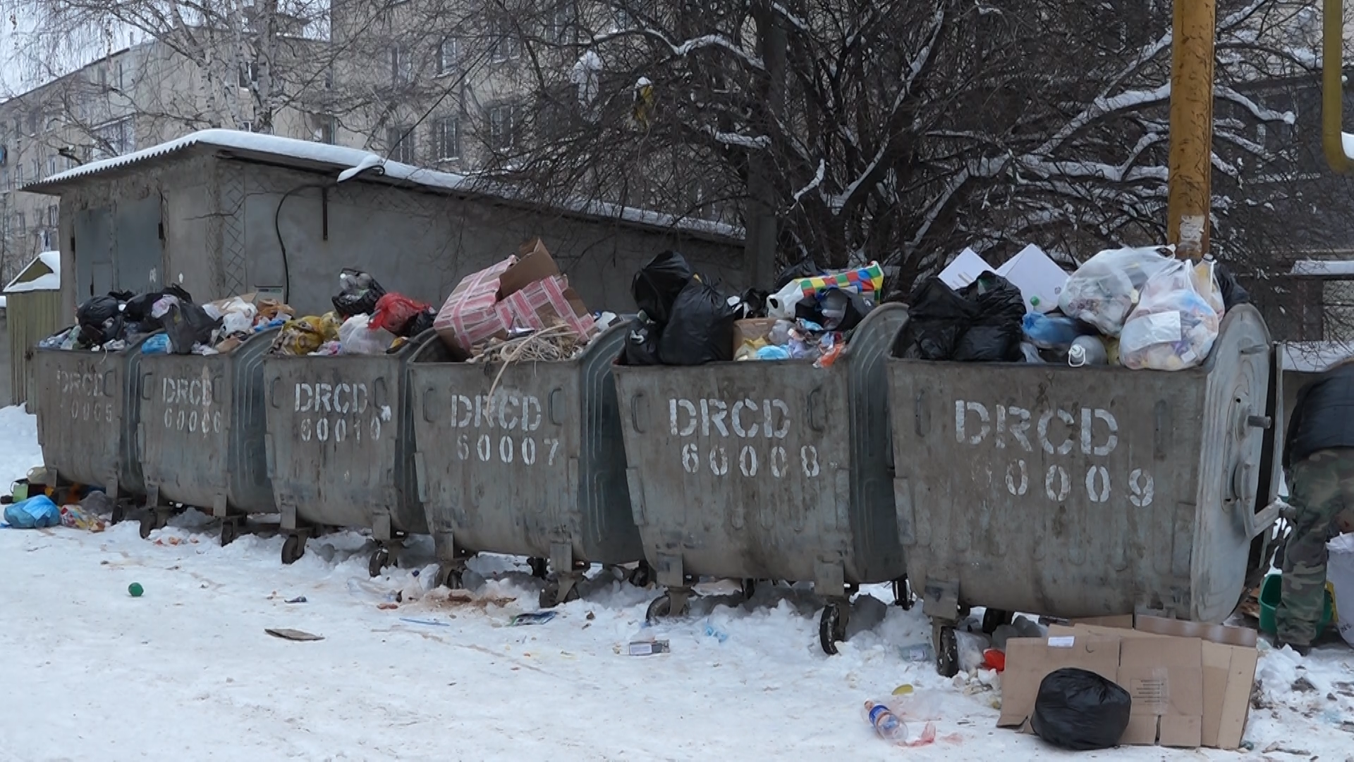 /VIDEO/ Vor întâlni Anul Nou cu mormane de gunoi sub ușă. În mai multe cartiere din Bălți, resturile menajere nu sunt evacuate