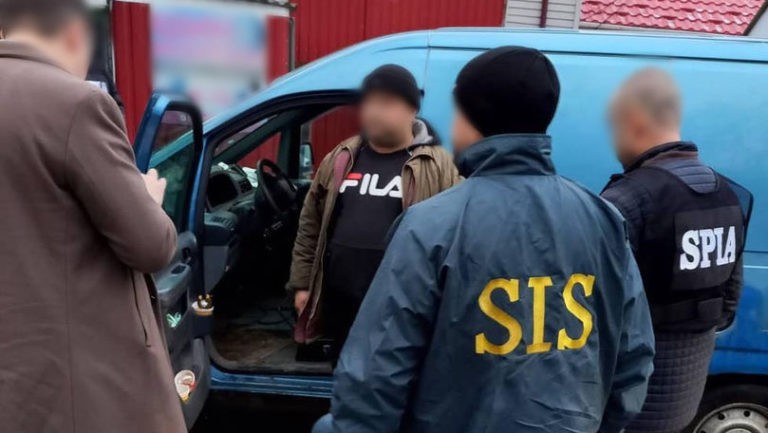 /VIDEO/ Un avocat și un complice de-al său, reținuți în flagrant delict pentru trafic de influență
