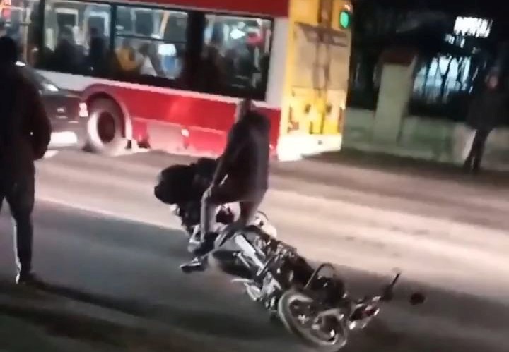 Un motociclist a tamponat o femeie cu un copil în brațe pe o stradă din Bălți