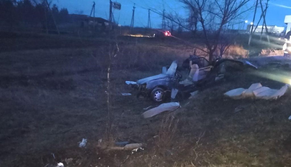 /FOTO/ Grav accident în raionul Fălești. Un bărbat a murit după ce tamponat cu mașina într-un copac