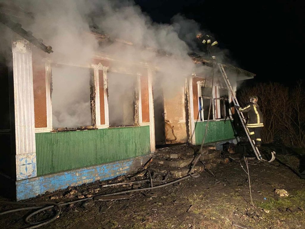 /FOTO/ O femeie din raionul Briceni a fost salvată de pompieri după ce locuința i-a luat foc