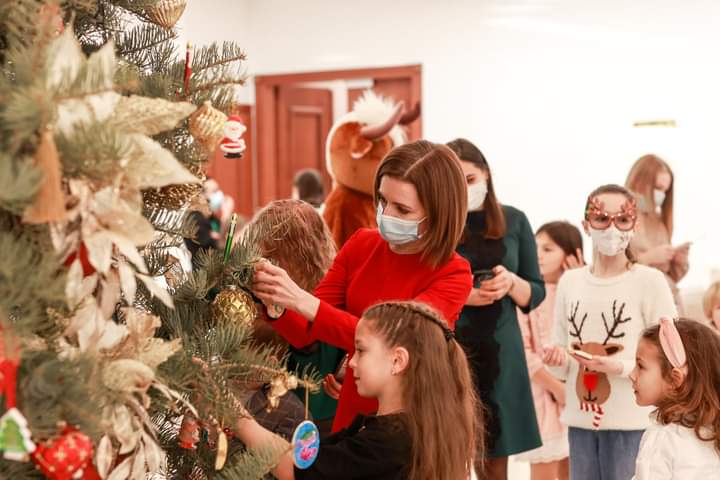 /FOTO/ La Președinție a fost inaugurat Pomul de Crăciun. Ușile vor fi deschise pentru toți cei care doresc să-l vadă
