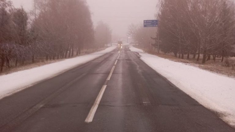 Ninsoare în nordul țării. Drumarii au împrăștiat tone de antiderapant