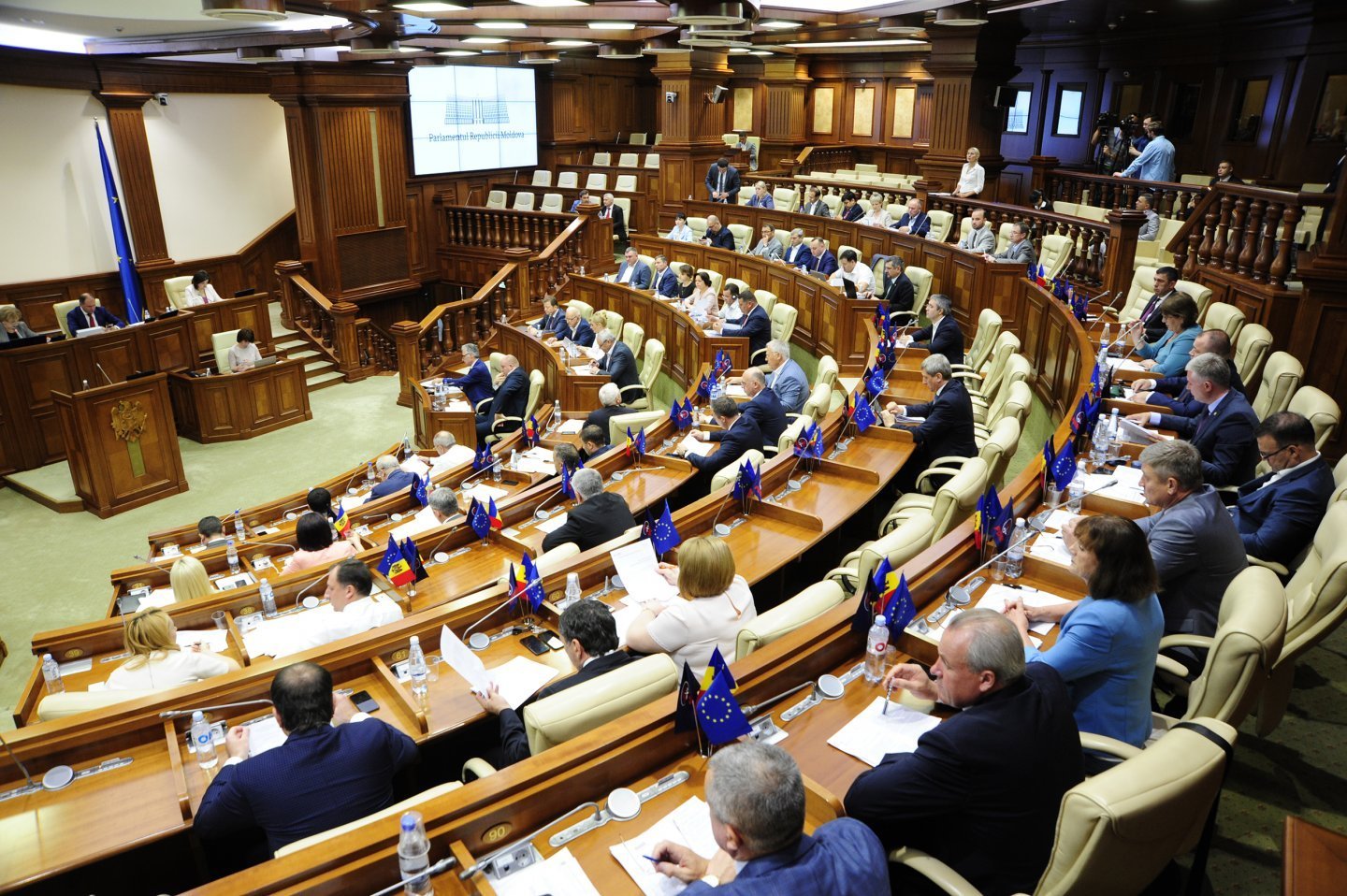 Сколько существует парламент. Заседание парламента. Зал заседаний парламента. Парламент Латвии заседание. Зал заседания парламента РФ.