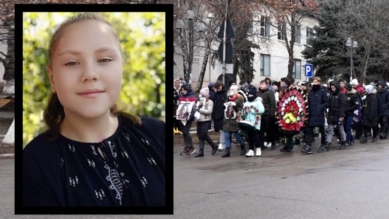 /VIDEO/ Ultimul clopoțel pentru adolescenta de la Sîngerei. Zeci de oameni au petrecut-o pe ultimul drum