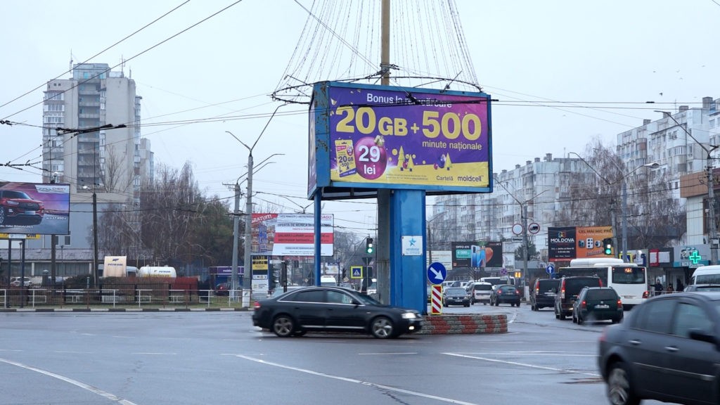 /ВИДЕО/ Почему в Бельцах все еще не демонтировали рекламные щиты