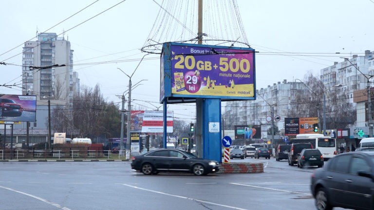 /ВИДЕО/ Почему в Бельцах все еще не демонтировали рекламные щиты