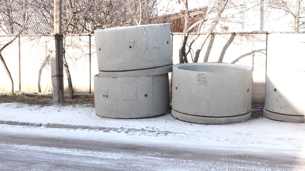 /VIDEO/ Locuitorii de pe strada Sorocii din Bălți s-au conectat la sistemul de canalizare, dar nu se pot folosi de el