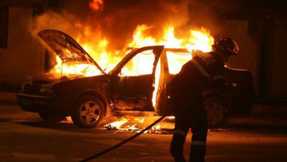 O mașină a ars în totalitate pe o stradă centrală din orașul Edineț