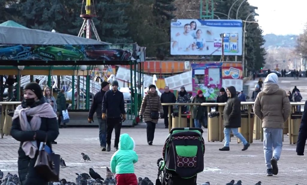 /VIDEO/ Cum explică bălțenii rata mică de participare la scrutin. „De două ori am fost, acum nu. Nu am loc pentru ștampilă în buletin deja”
