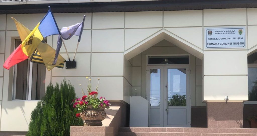 Fost polițist, reținut în dosarul Primăriei Trușeni. Dosarul în privința primarului, arhitectului-șef și a unui complice, expediat în judecată