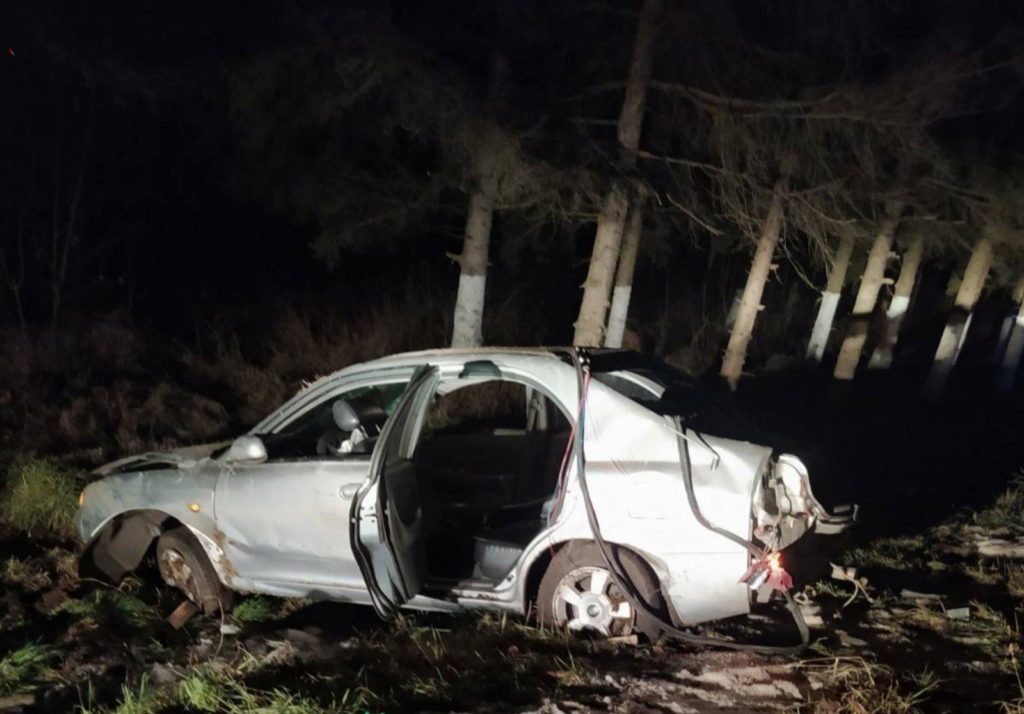 /FOTO/ A intrat cu mașina în copac. Un tânăr din Dondușeni spitalizat